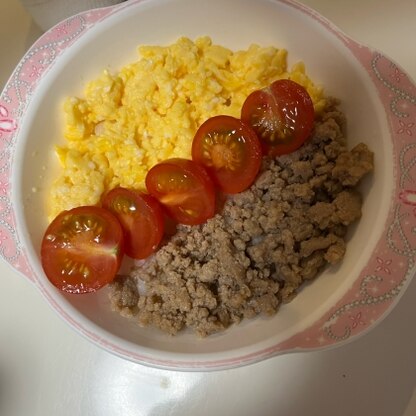 緑の野菜がなく、トマトで代用しました(*^^*)
そぼろがとっても作りやすくて今回で2回目です。卵の味も優しくて美味しいです。